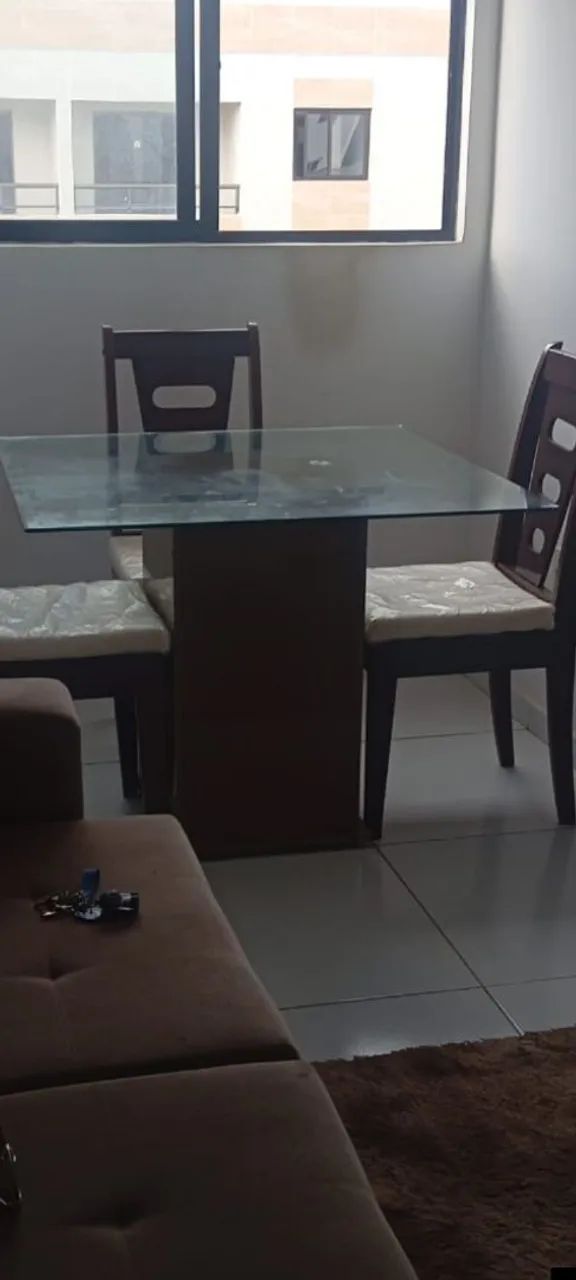 Mesa com tampo de vidro 