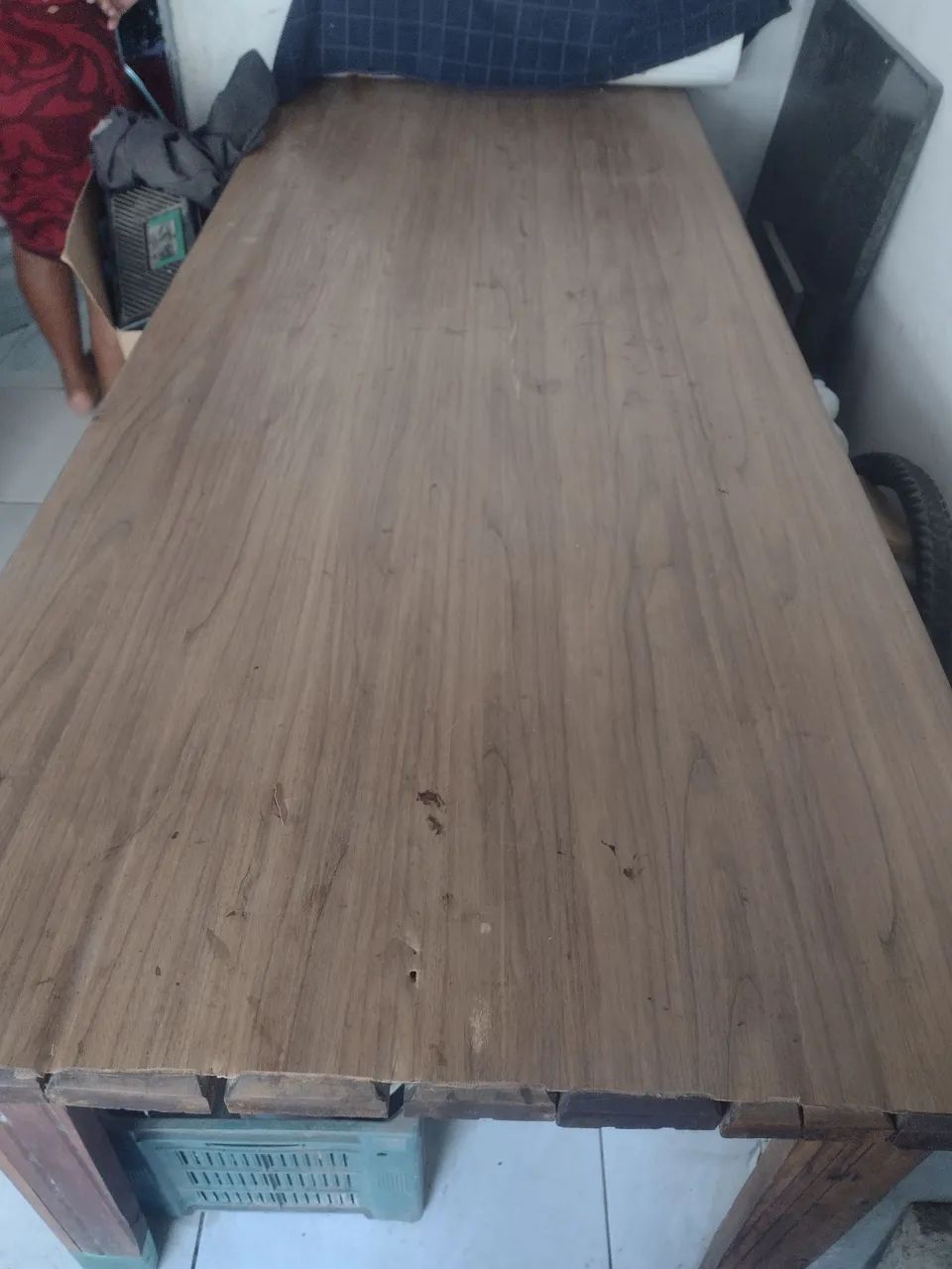 Vende-se mesa com dois bancos de madeira  - Foto 2