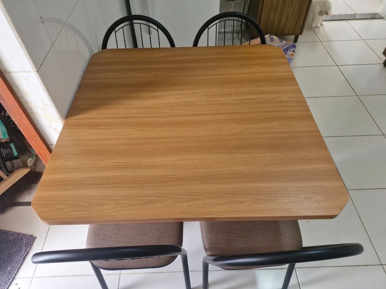 Desapego! Mesa quadrada e 4 cadeiras