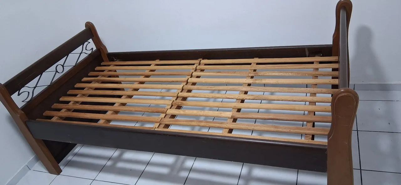 Vendo cama de solteiro madeira maciça - Foto 5