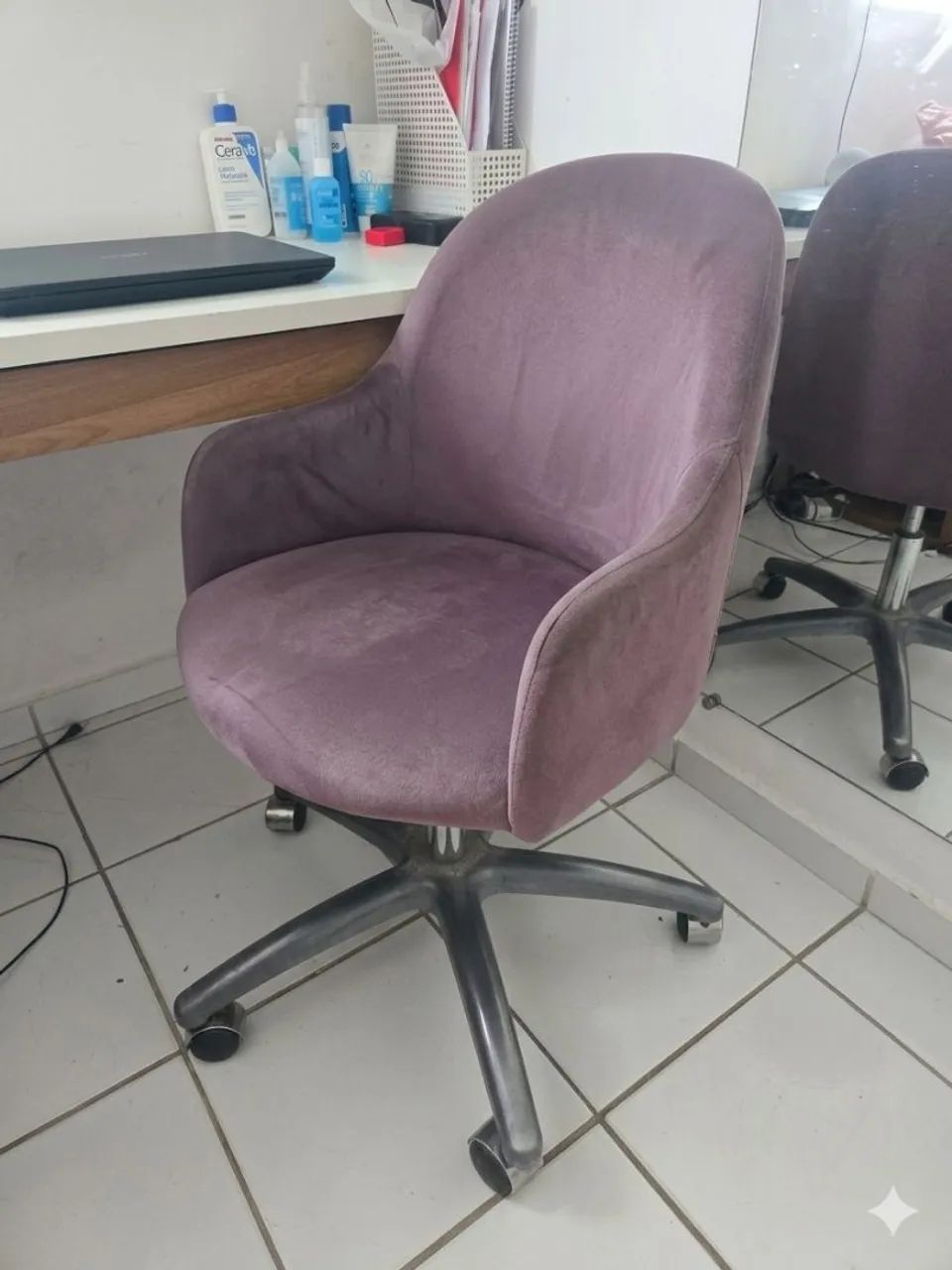 Poltrona giratória em perfeitao estado, pés em alumínio com rodizios