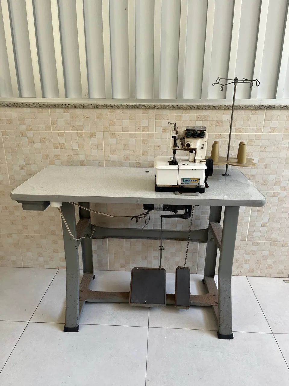 Máquina de Costura Colarete Bracob BC 2500-3 com Mesa Completa - Foto 3