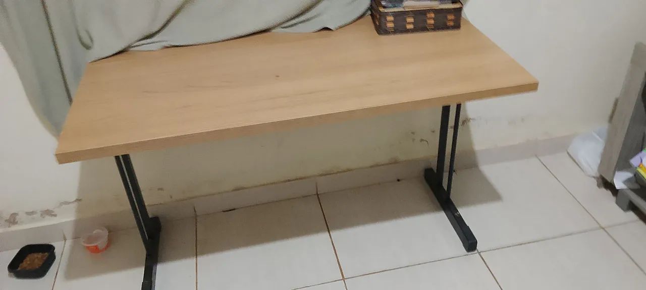 Mesa de escritório e computador