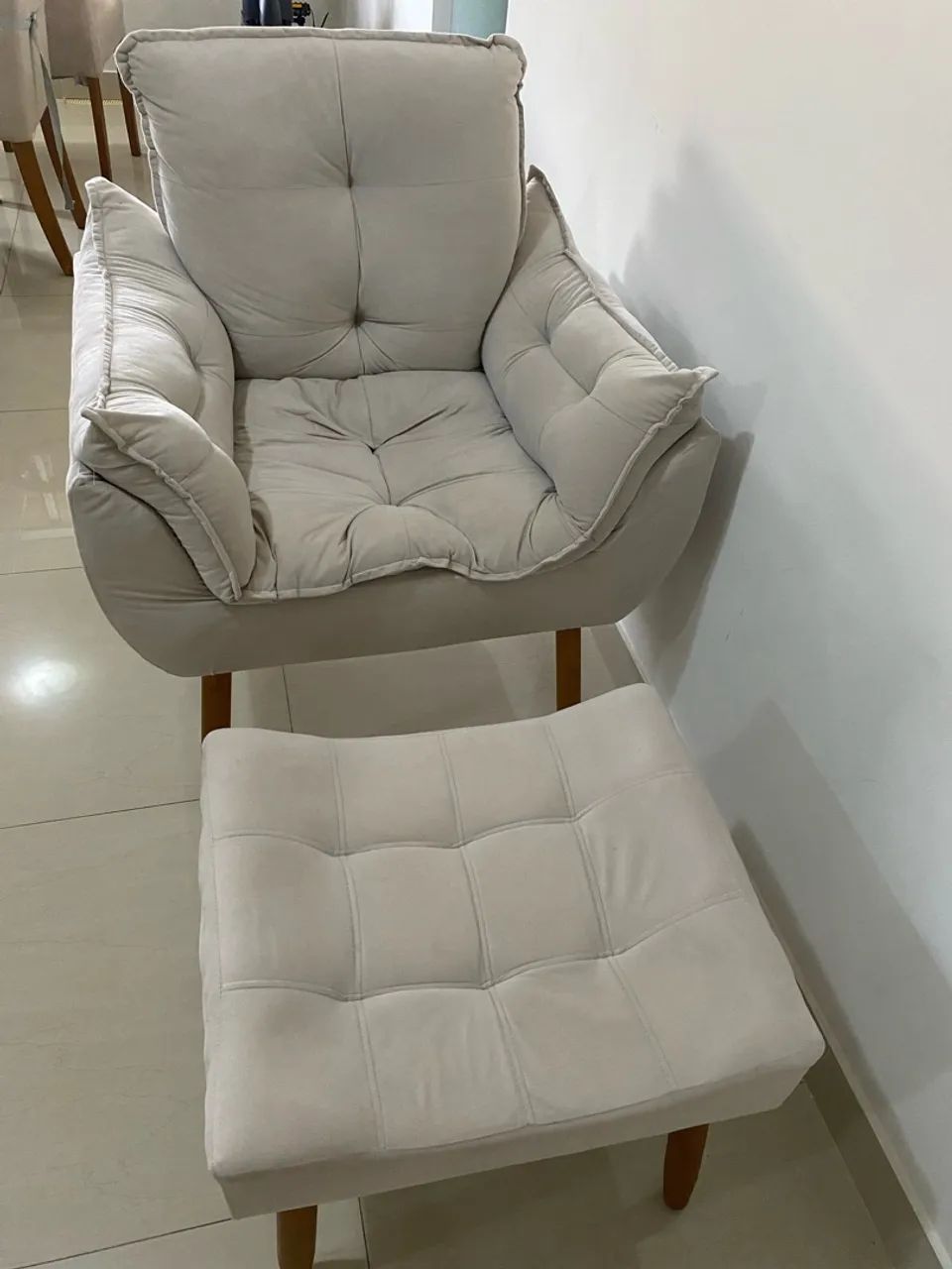 Poltrona opala com puff bege - Foto 3
