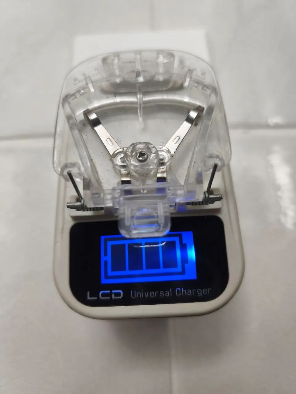 Carregador Universal de Baterias com Visor LCD e Saída USB (Modelo AA0045) - Foto 4