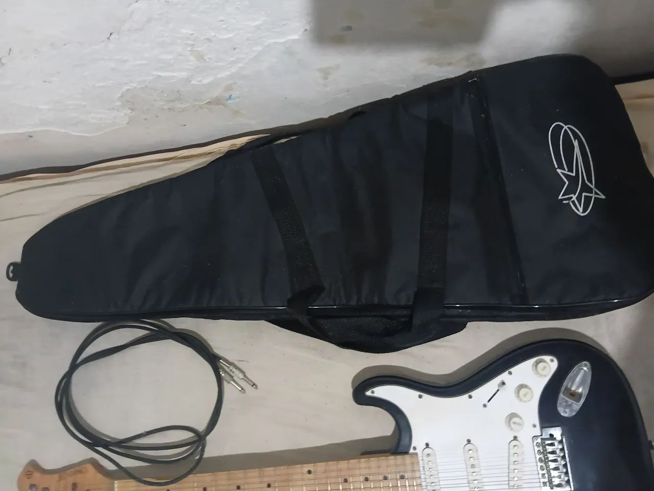 GUITARRA STRATOCASTER SEMI NOVA - Foto 2