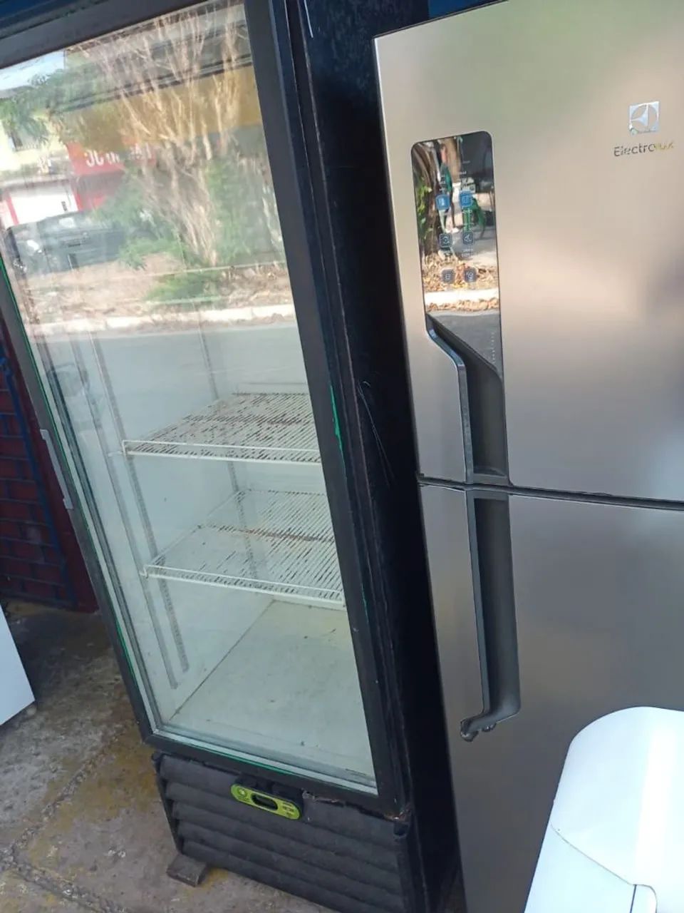 Vendo um expositor de bebidas moderno 