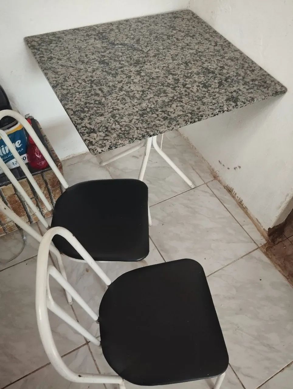 Vendo mesa de mármore quadrada com 4 cadeiras 