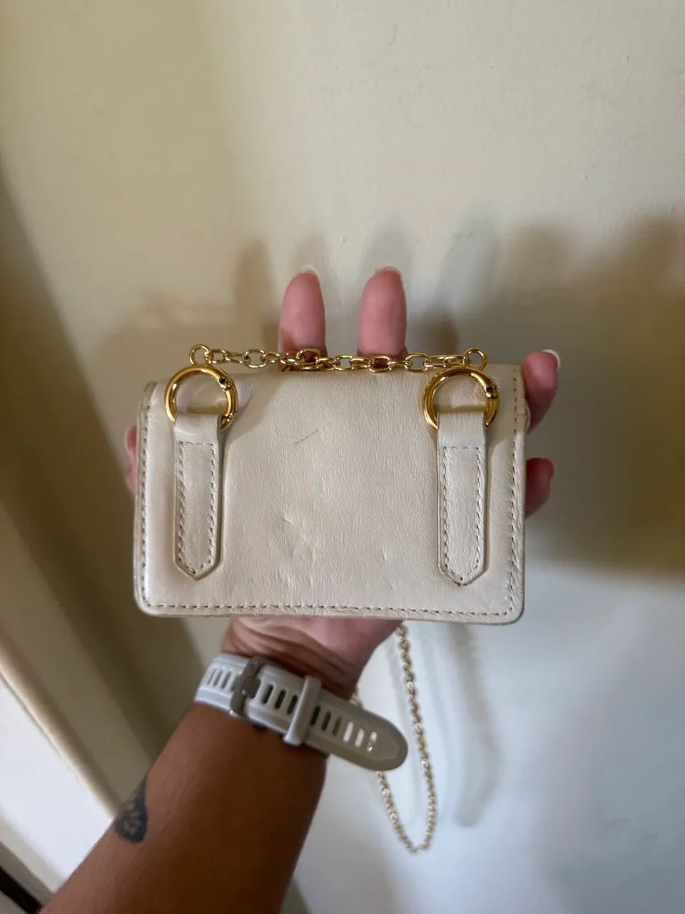 Bolsa Schutz Mini Envelope Off White com Corrente Dourada - Foto 2