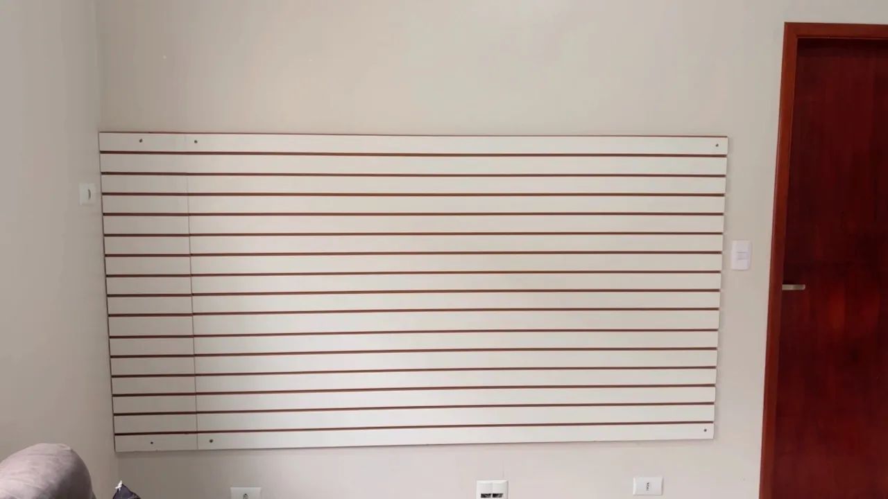 Painel canaletado para loja 