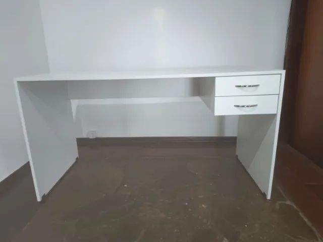 Escrivaninha de escritório em MDF branco