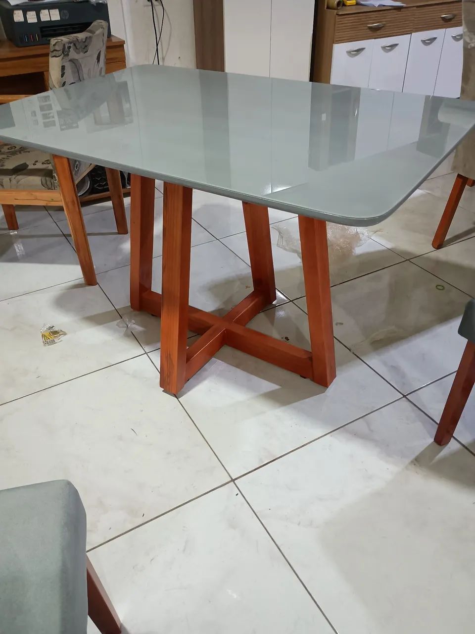 Mesa Laqueada com 04 cadeiras alcochoadas em madeira 