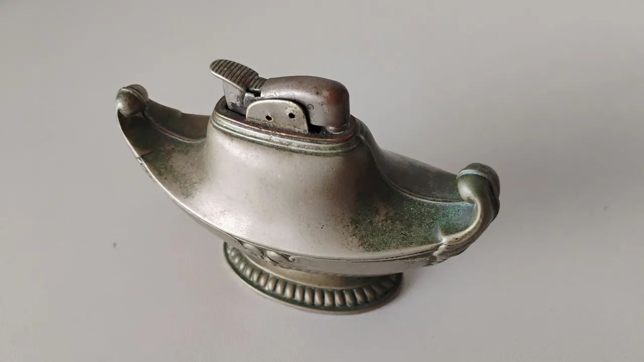 ISQUEIRO DE MESA COM FORMATO DE LÂMPADA 