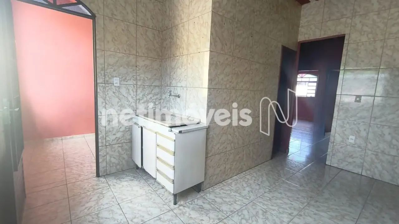 Casa 2 Quartos com garagem livre, coberta e demarcada.
