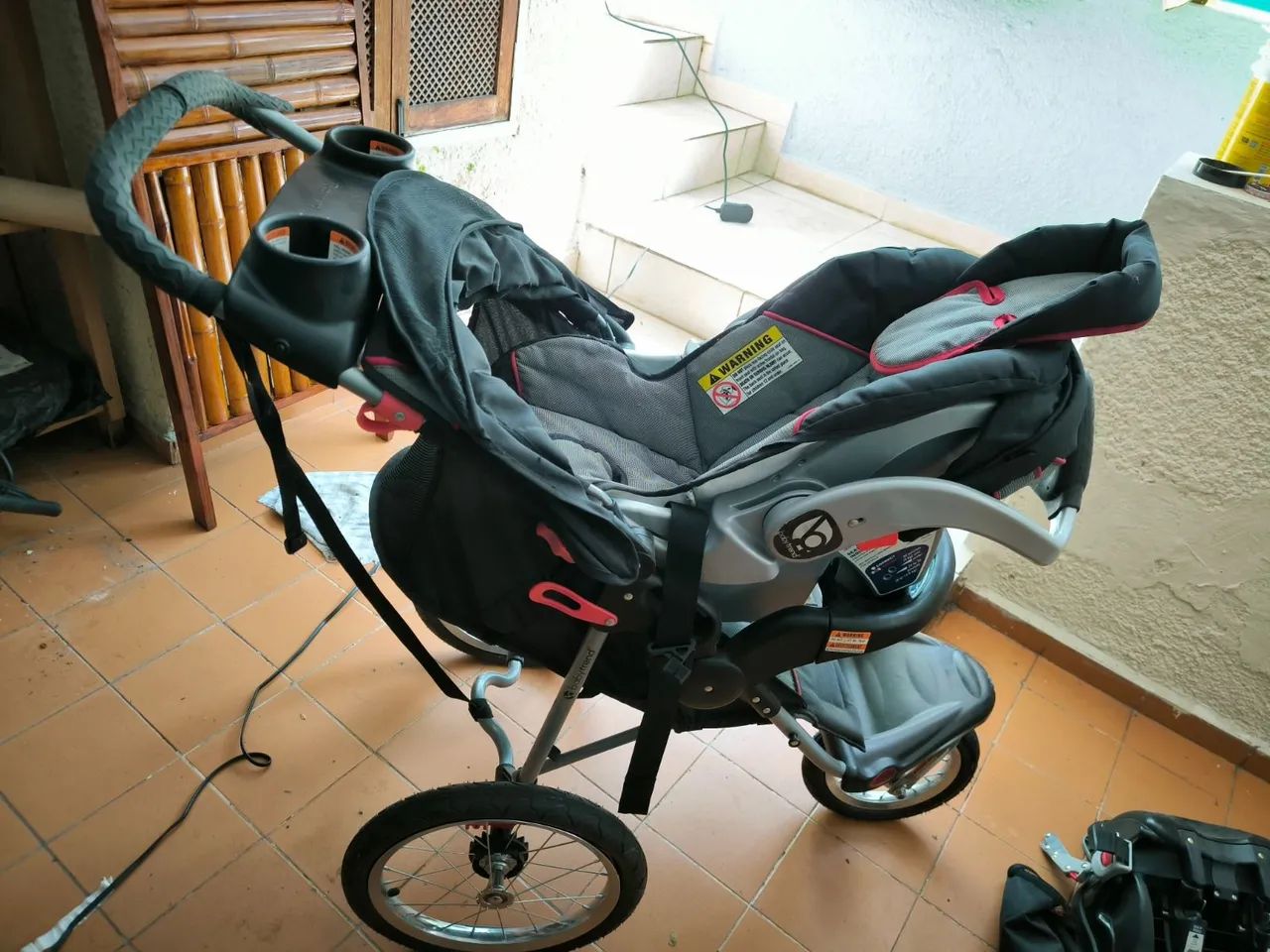 Carrinho jogger com bebê conforto