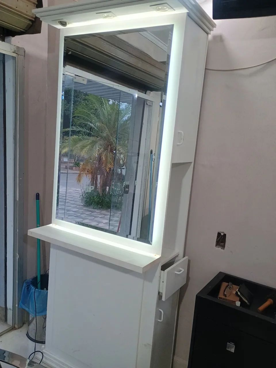 Frente de salão de beleza  com espelho e gavetas MDF resistente 