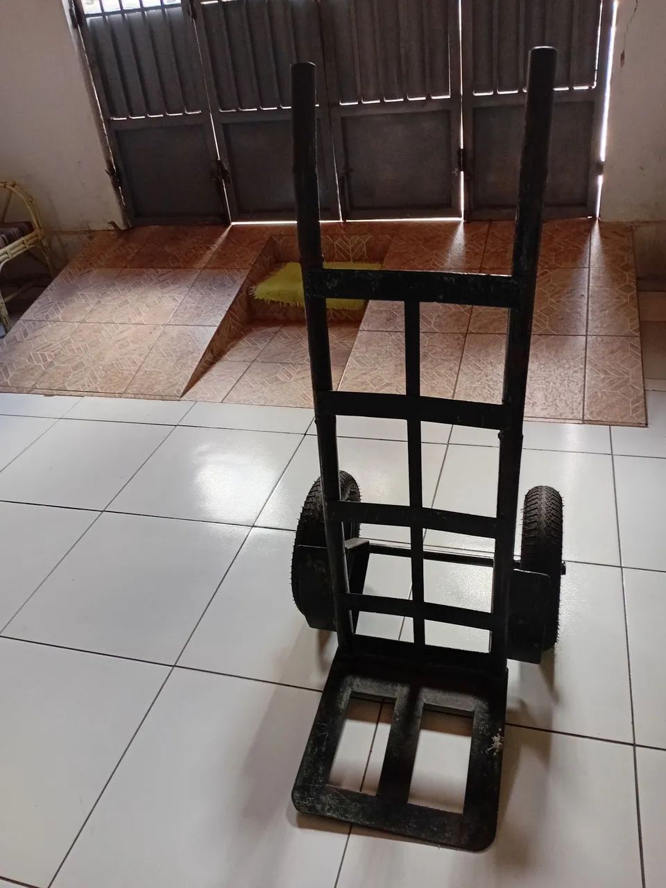 Carrinho para levar caixas de cerveja e caixas 