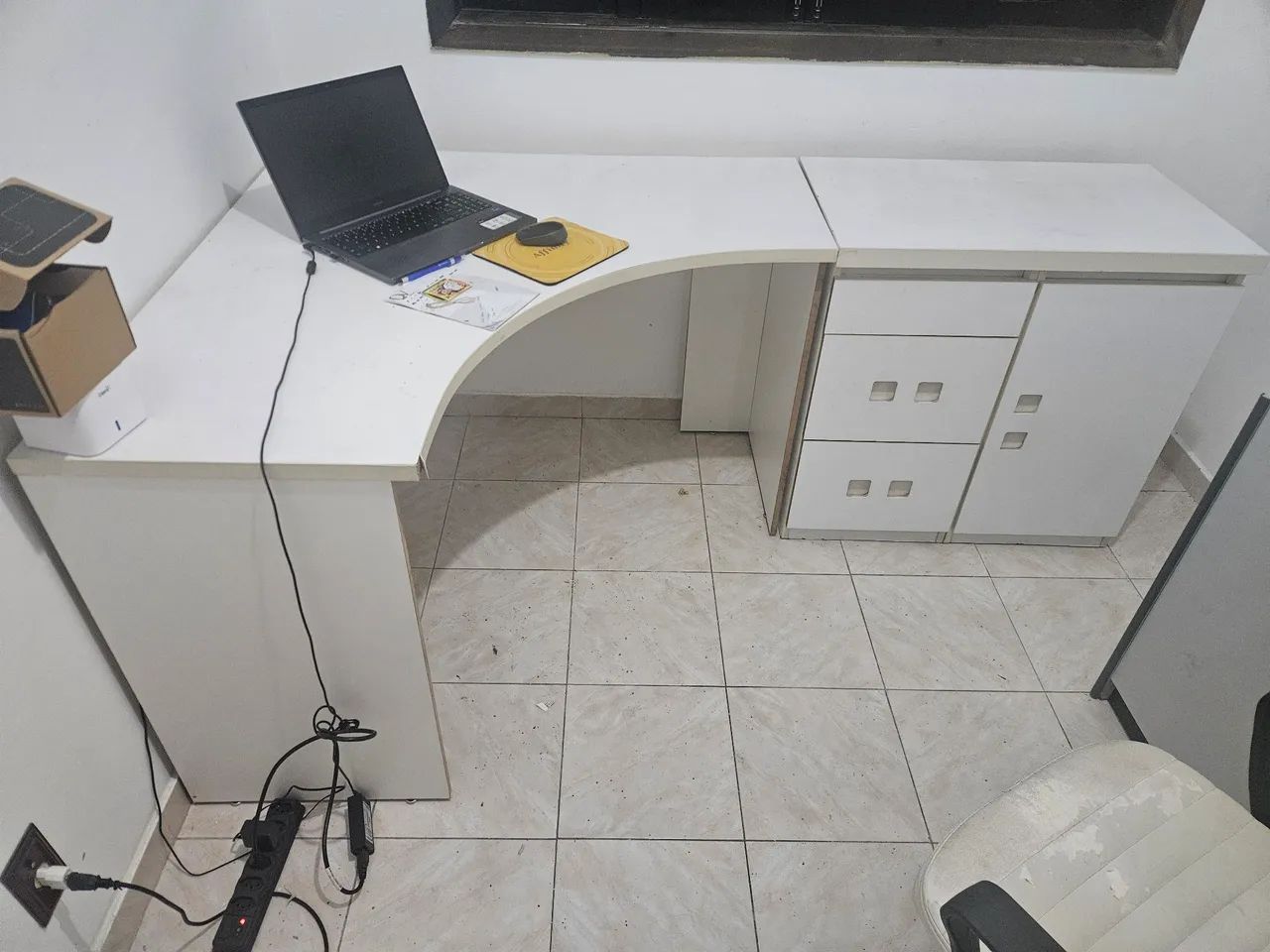 Mesa em L para Escritório com Armário e Gaveteiro