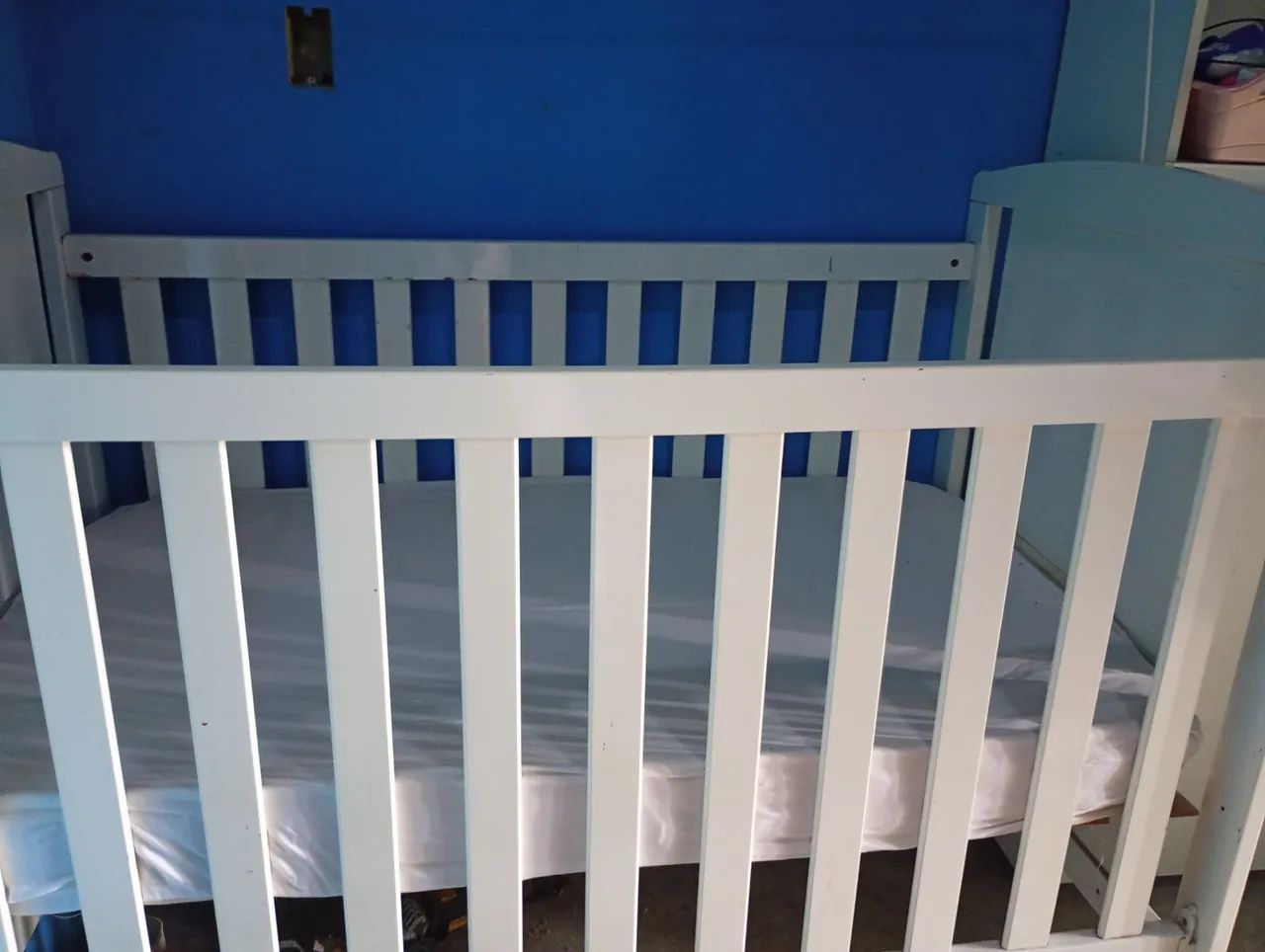 Vendo berço de bebê usando bom