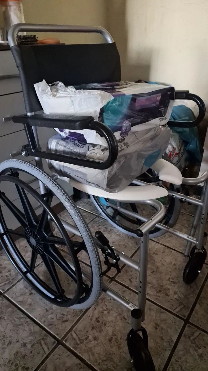 Cadeira de rodas higiênica 