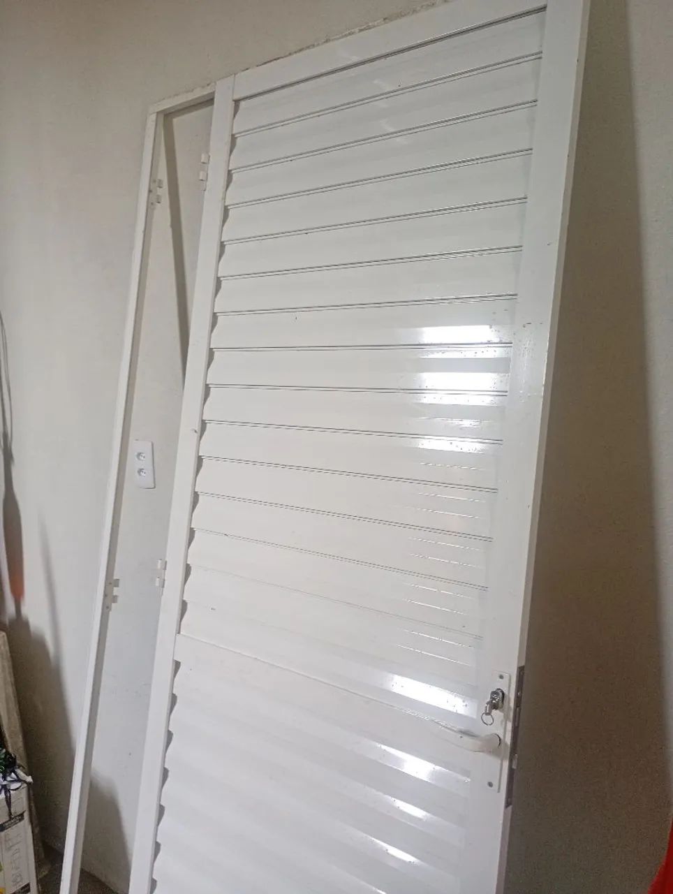 Vendo porta de alumínio seminova valor 350 - Foto 3