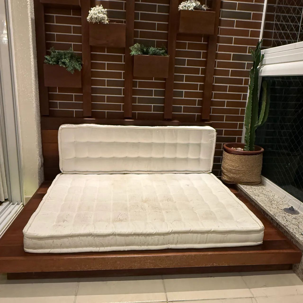 SOFÁ-CAMA / DAYBED DE VARANDA EM MADEIRA MACIÇA COM ILUMINAÇÃO LED