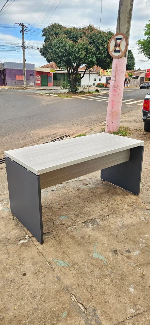 mesa escritório MDF bem conservada - entrega grátis  - Foto 3
