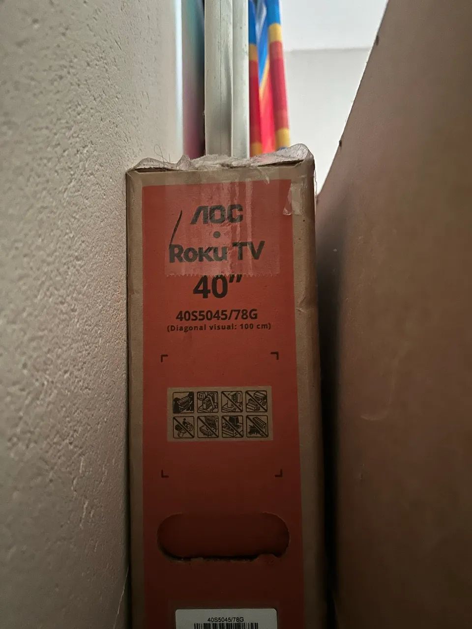 Vendo tv Roku nova 40 polegadas por 1300 mais posso negociar o valor 
