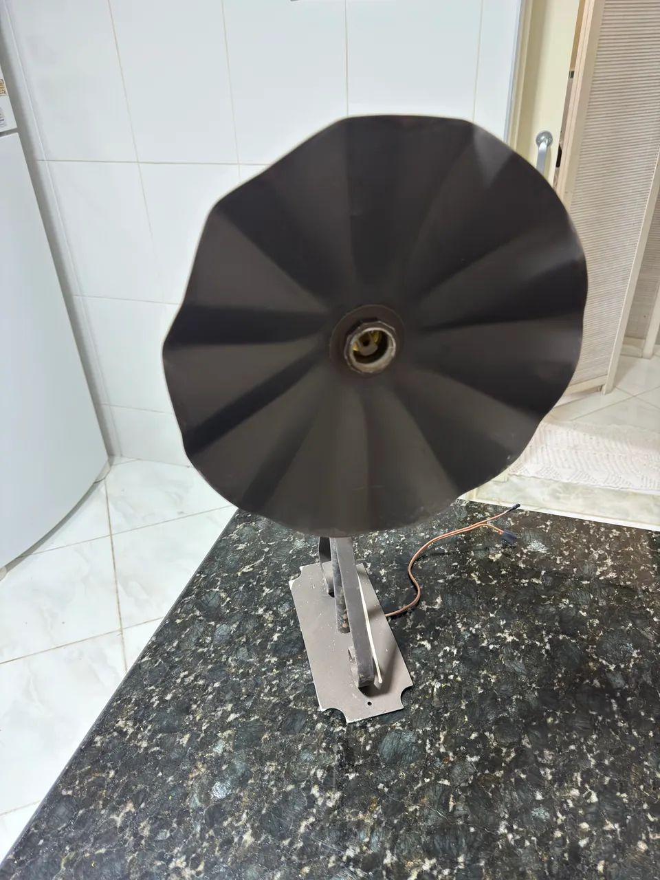 Luminária de Mesa Antiga em Ferro Forjado Rústico Vintage