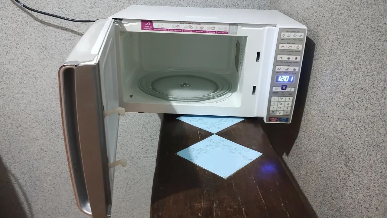 Microondas Eletrolux 34 litros com defeito  - Foto 5