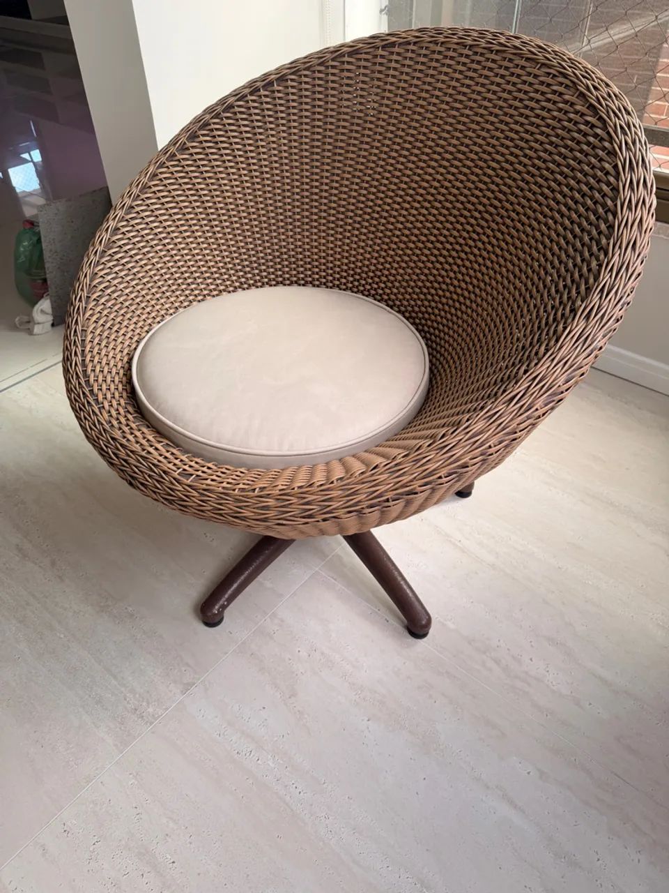 Poltrona MAC em fibra sintética com almofada ? 86 × 81 cm