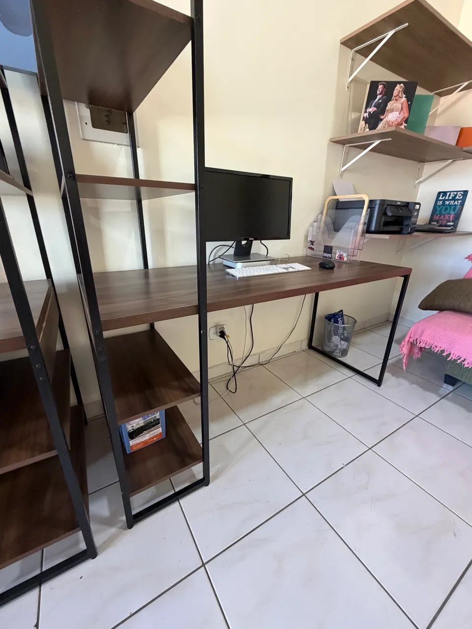 Mesa de escritório com cadeira 