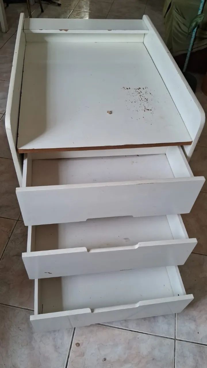 trocador de bebê com gavetas em MDF branco - Foto 2