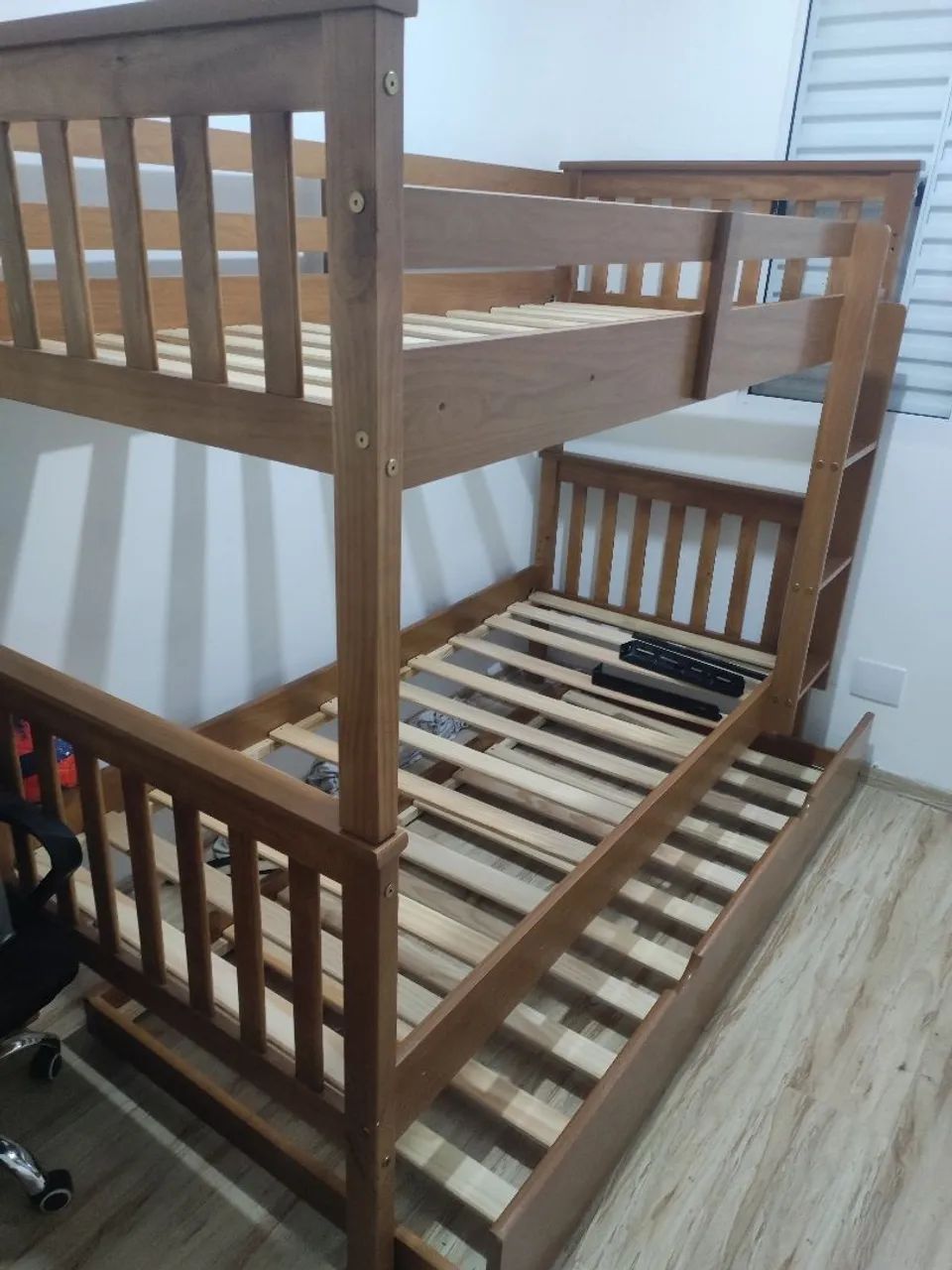 Beliche com cama auxiliar de madeira maciça 