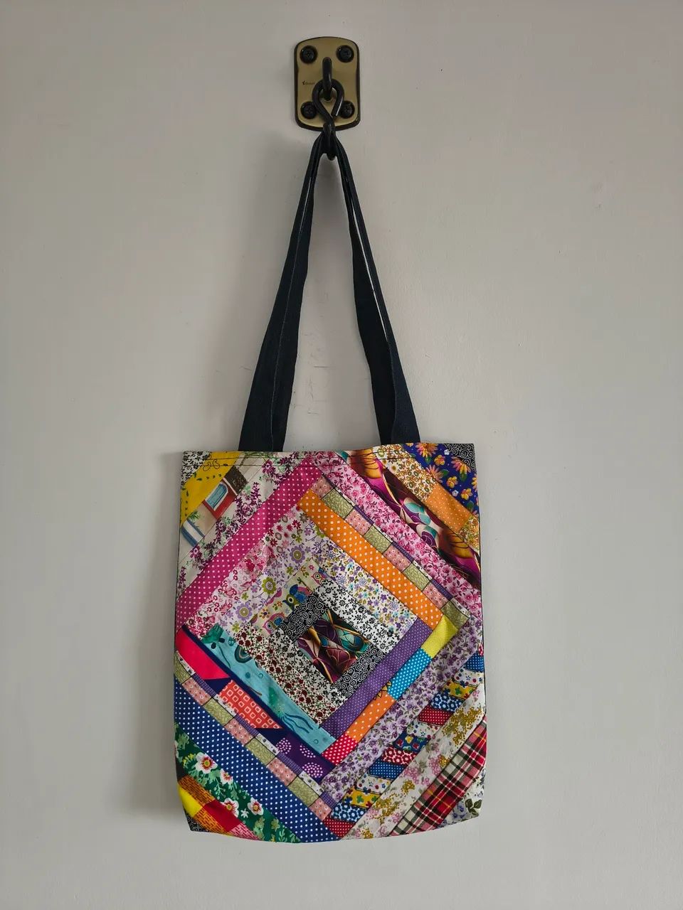 Bolsa de Ombro Média em Jeans e Retalhos