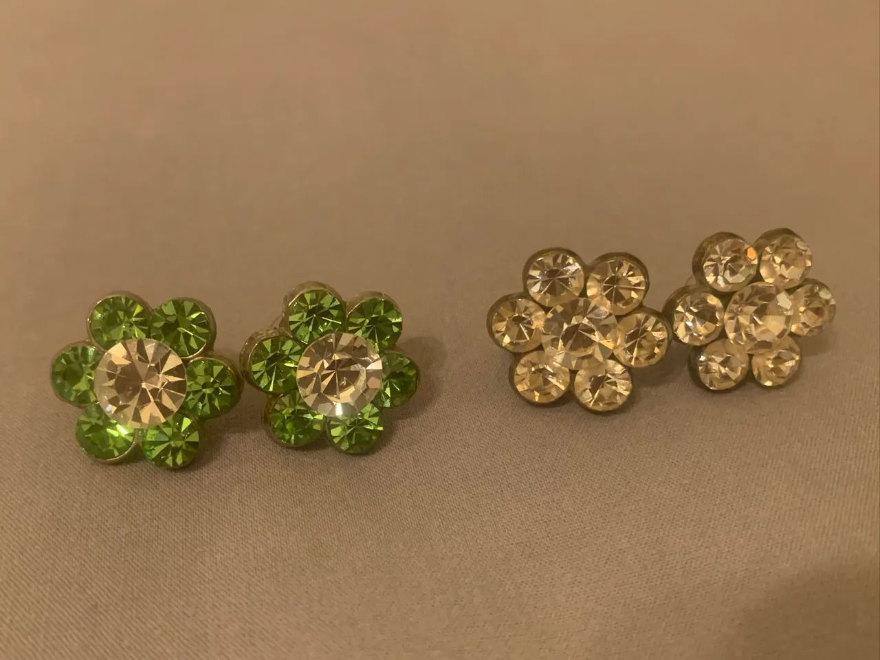 2 pares de brincos de for em zircônia verde e cristal 