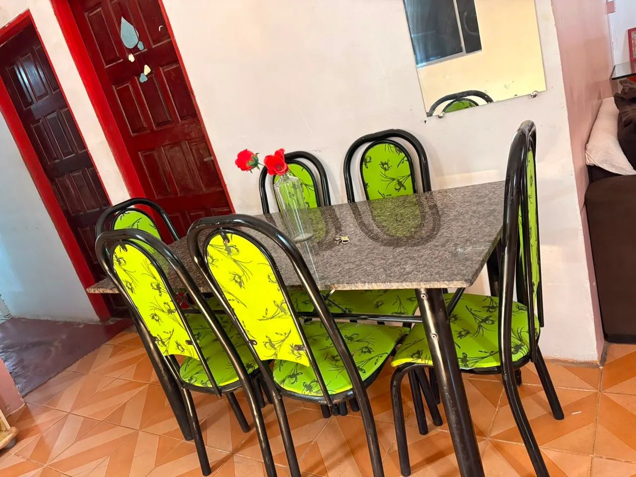 Mesa com 6 cadeiras usado,entrar em contato * - Foto 2