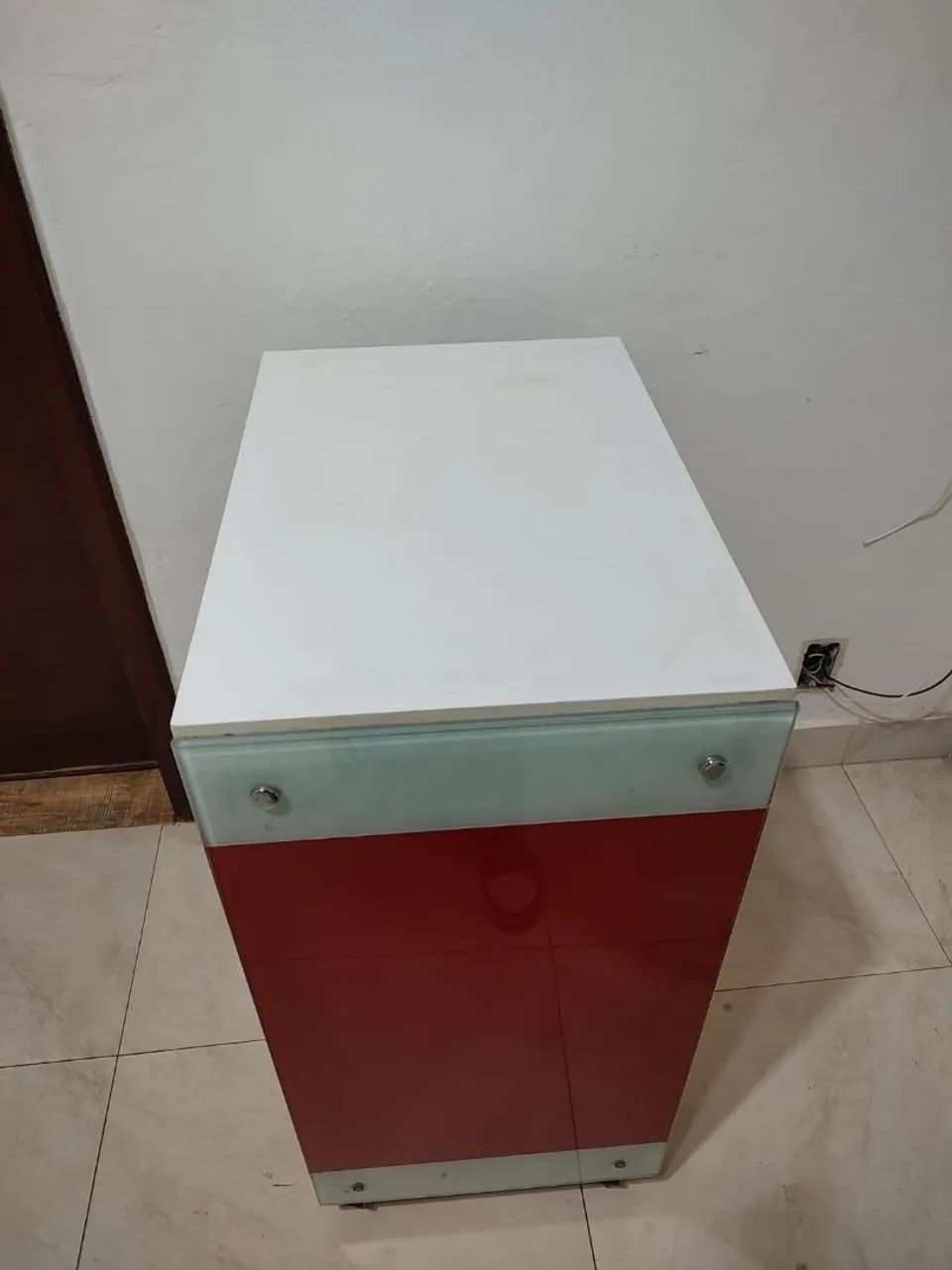 Aparador expositor branco com a lateral de vidro vermelho  - Foto 5