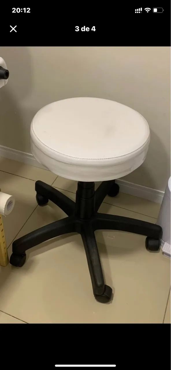 Mocho profissional com rodízios 