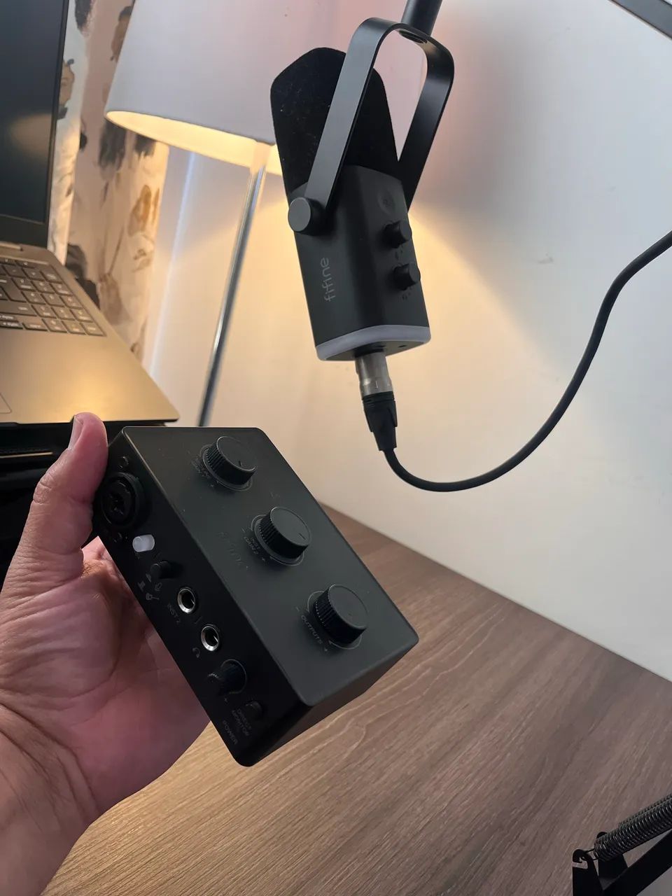 Kit Streaming/ Podcast: Microfone dinâmico AM8 FIFINE + interface Áudio FIFINE - Foto 3