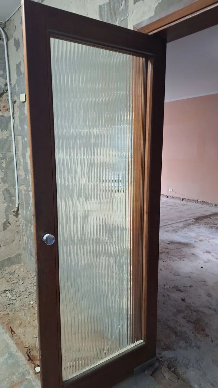 Porta em madeira com vidro - Foto 5
