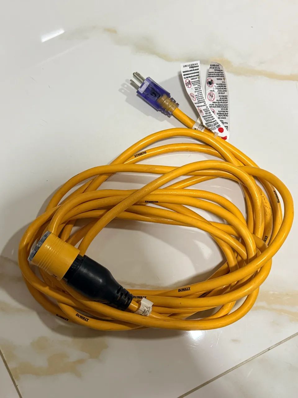 CABO DE EXTENSÃO ELÉTRICA DEWALT 25 FT