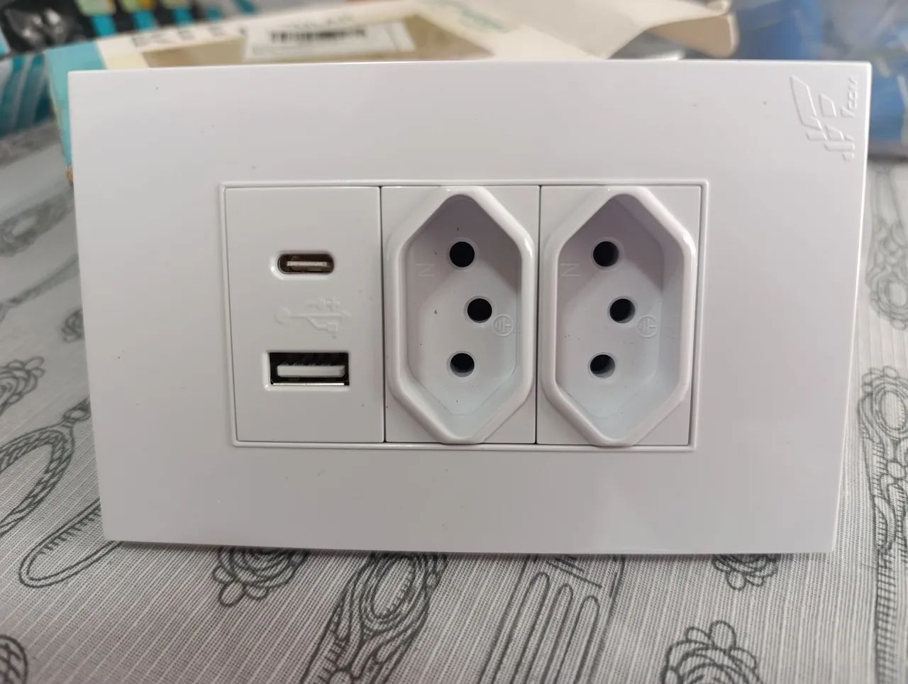 PROMOÇÃO Tomada multiuso parede com USB e tpc NOVA