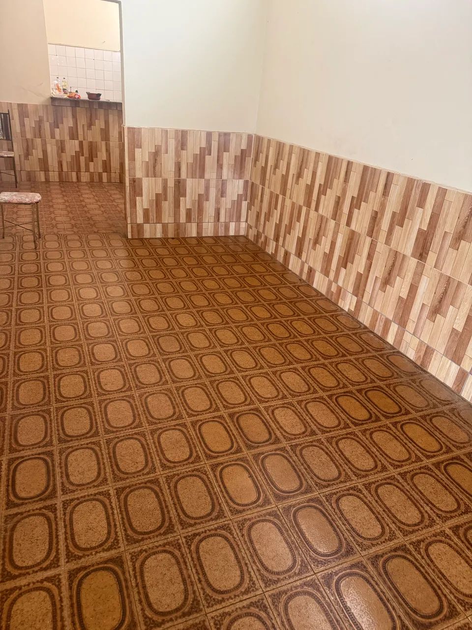 Alugo suite com cozinha comunitária 