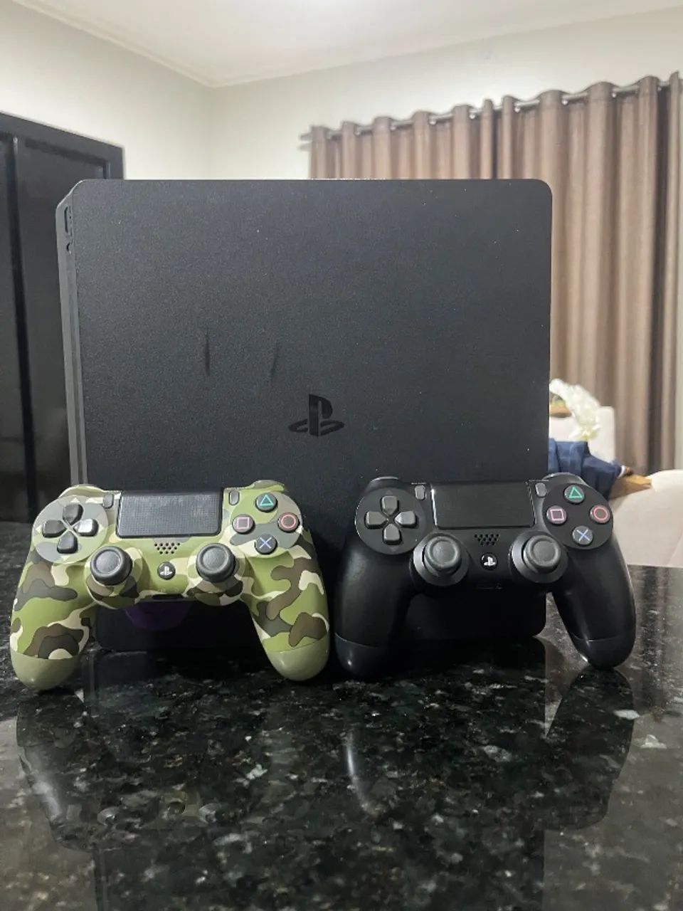 vendo ps4 slim de 1T com dois controles originais (tem a caixa original) - Foto 2