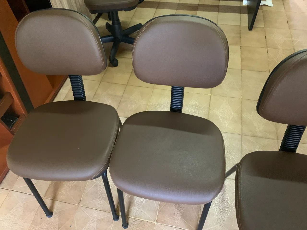 CADEIRAS FIXAS  OPERATIVAS- MARROM ( CADA) - Foto 2