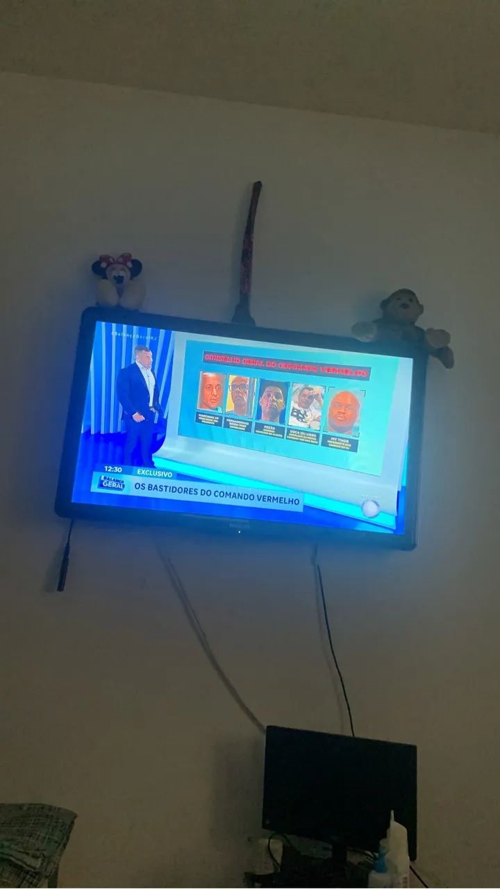 Vendo televisão 42 polegadas  Netflix  gooplay 