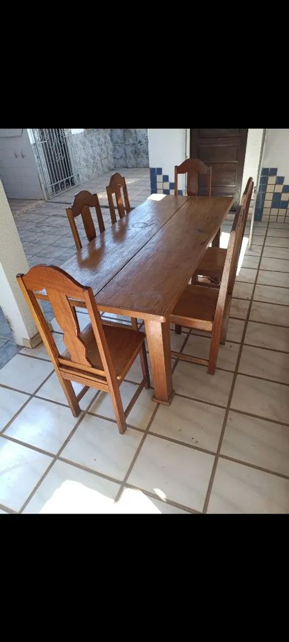 Vendo Mesa com 6 cadeiras de madeira