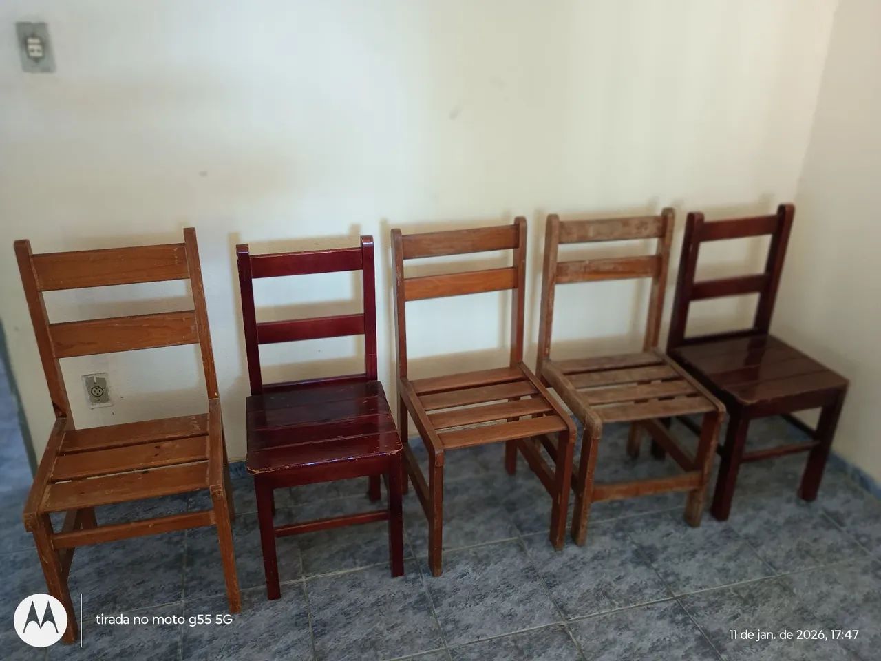 5 cadeiras e 2 mesas de madeira R$ 600,00 - Foto 3