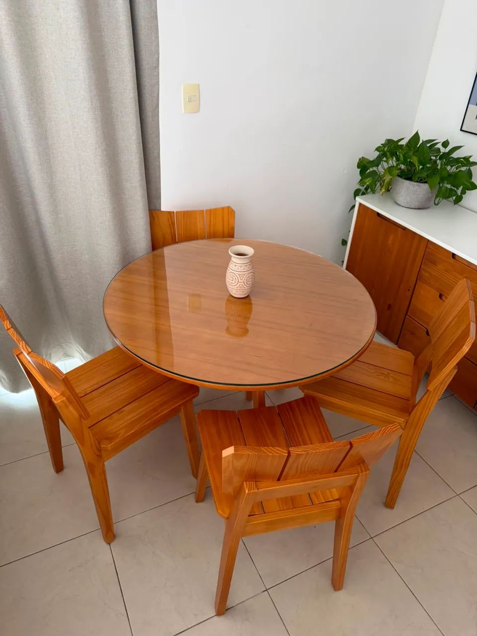 Mesa de madeira redonda com 4 cadeiras - Foto 4